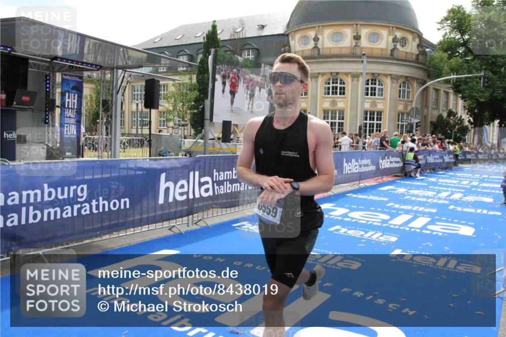 29.06.2025 - hella hamburg halbmarathon Michael Strokosch http://msf.ph/oto/8438019 29.06.2025 10:21:45 Ziel 6559, 11965 meine-sportfotos.de