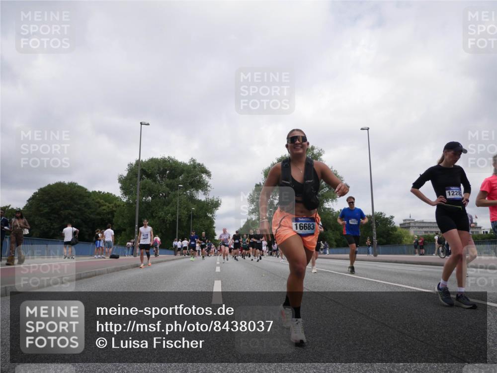 29.06.2025 - hella hamburg halbmarathon Luisa Fischer http://msf.ph/oto/8438037 29.06.2025 10:58:11 Kennedybrücke 8801, 8801, 16683, 1228, 1767, 2566, 5430, 5500, 5882, 6279, 8801, 8803, 10331 meine-sportfotos.de