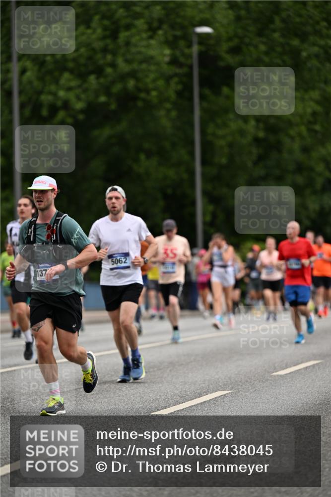 29.06.2025 - hella hamburg halbmarathon Dr. Thomas Lammeyer http://msf.ph/oto/8438045 29.06.2025 10:56:06 Kennedybrücke 1203, 1404, 1418, 1617, 1997, 2484, 2485, 2736, 2778, 3038, 3934, 4652, 4878, 5062, 5357, 5394, 5534, 5716, 6091, 6456, 6945, 6954, 7770, 7771, 7825, 7841, 7992, 8040, 8200, 8621, 9460, 9462, 9590, 10521, 10614, 10673, 10830 meine-sportfotos.de