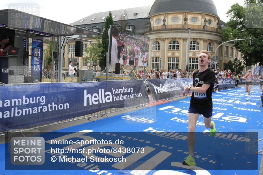 29.06.2025 - hella hamburg halbmarathon Michael Strokosch http://msf.ph/oto/8438073 29.06.2025 10:22:05 Ziel 13751, 16068, 17886 meine-sportfotos.de
