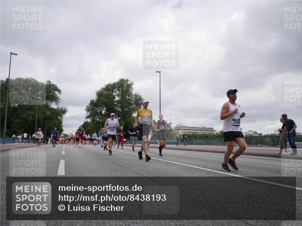 29.06.2025 - hella hamburg halbmarathon Luisa Fischer http://msf.ph/oto/8438193 29.06.2025 10:58:19 Kennedybrücke 19111, 18168, 5882, 2566, 1198, 2566, 4971, 5392, 5882, 6982, 9596 meine-sportfotos.de