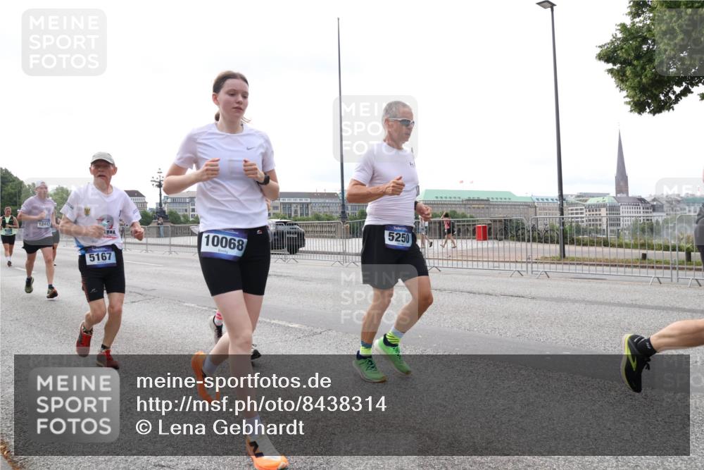 29.06.2025 - hella hamburg halbmarathon Lena Gebhardt http://msf.ph/oto/8438314 29.06.2025 10:29:01 Lombardsbrücke 12442, 10068, 5167, 5250, 1518, 1557, 1869, 2688, 3717, 4161, 4362, 4373, 4700, 4834, 4982, 5167, 5249, 5250, 5903, 6102, 6345, 7169, 7449, 8048, 8560, 9642, 9716, 10068, 10198, 10808, 11989, 12099, 12404, 12442, 12958, 13090, 14205, 15143, 15256, 15452, 15453, 15952, 15955, 16125, 16643, 16673, 18414 meine-sportfotos.de