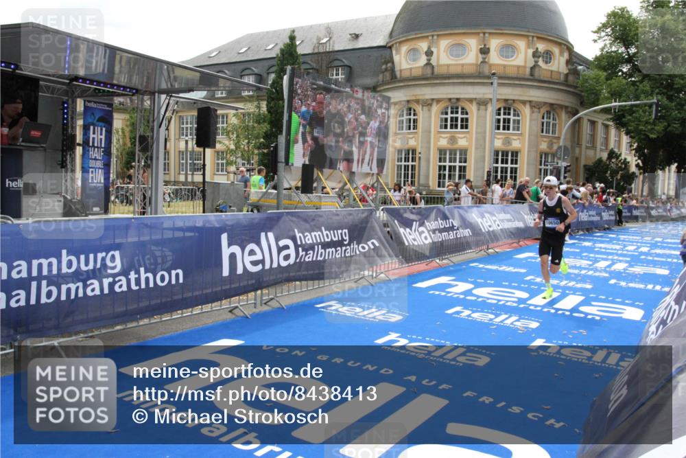 29.06.2025 - hella hamburg halbmarathon Michael Strokosch http://msf.ph/oto/8438413 29.06.2025 10:22:18 Ziel 10650 meine-sportfotos.de