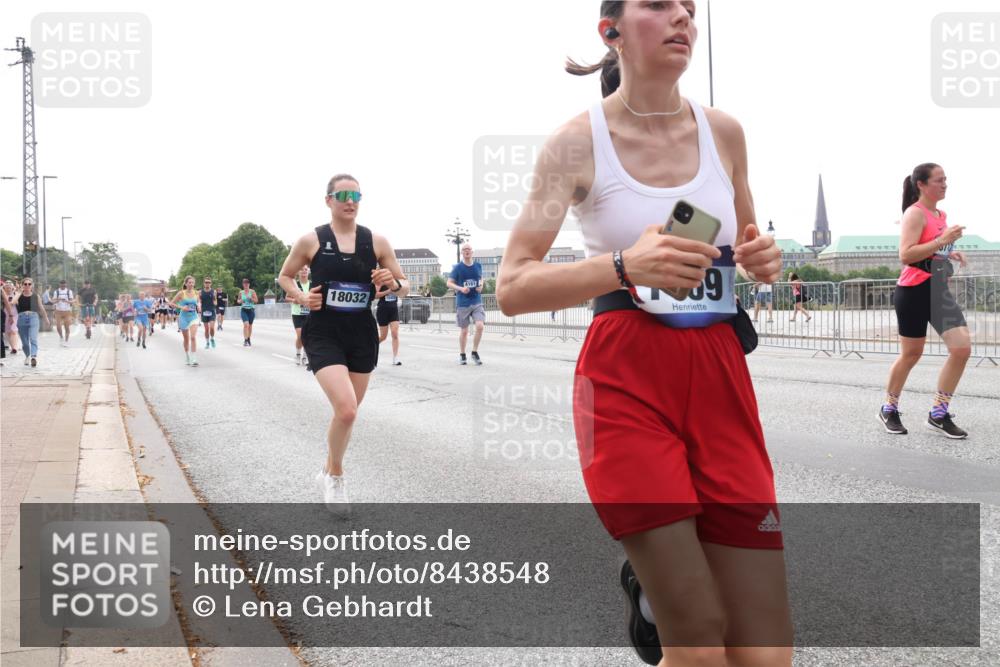 29.06.2025 - hella hamburg halbmarathon Lena Gebhardt http://msf.ph/oto/8438548 29.06.2025 10:29:03 Lombardsbrücke 18032, 4161, 1230, 1518, 1557, 1869, 2688, 3717, 4161, 4362, 4373, 4700, 4834, 4982, 5167, 5249, 5250, 6102, 6345, 7169, 7449, 8048, 8560, 9642, 9716, 10068, 10198, 10641, 10808, 11803, 11989, 12099, 12404, 12442, 12958, 13090, 14205, 15143, 15256, 15452, 15453, 15952, 15955, 16125, 16643, 16673, 18414 meine-sportfotos.de
