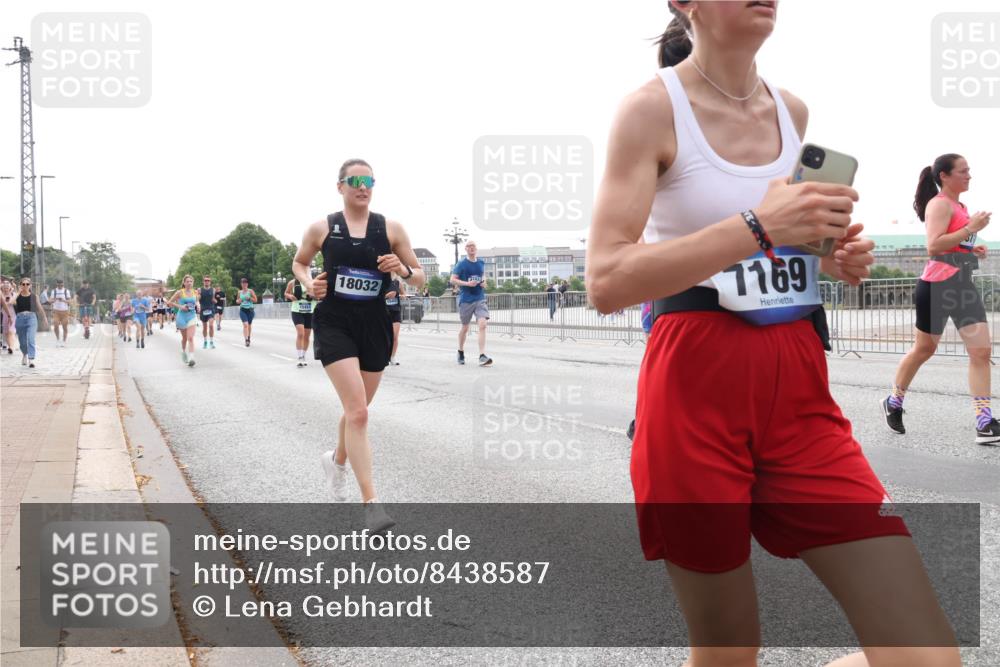 29.06.2025 - hella hamburg halbmarathon Lena Gebhardt http://msf.ph/oto/8438587 29.06.2025 10:29:03 Lombardsbrücke 18032, 1169, 1230, 1518, 1557, 1869, 2688, 3717, 4161, 4362, 4373, 4700, 4834, 4982, 5167, 5249, 5250, 6102, 6345, 7169, 7449, 8048, 8560, 9642, 9716, 10068, 10198, 10641, 10808, 11803, 11989, 12099, 12404, 12442, 12958, 13090, 14205, 15143, 15256, 15452, 15453, 15952, 15955, 16125, 16643, 16673, 18414 meine-sportfotos.de