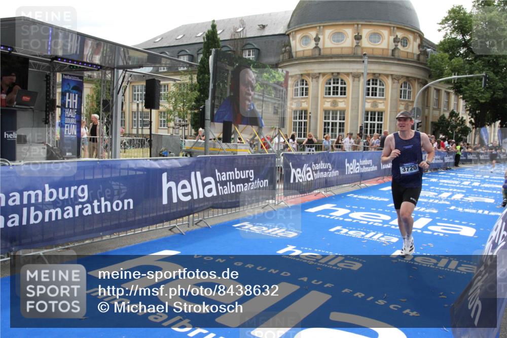 29.06.2025 - hella hamburg halbmarathon Michael Strokosch http://msf.ph/oto/8438632 29.06.2025 10:22:39 Ziel 2618, 3720 meine-sportfotos.de