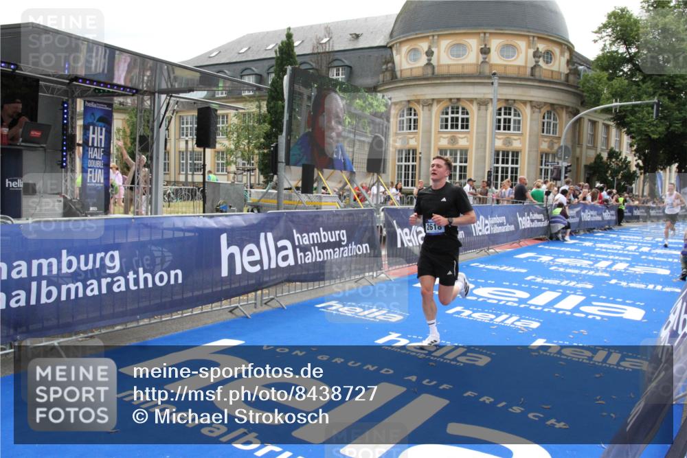 29.06.2025 - hella hamburg halbmarathon Michael Strokosch http://msf.ph/oto/8438727 29.06.2025 10:22:45 Ziel 2618, 18897 meine-sportfotos.de