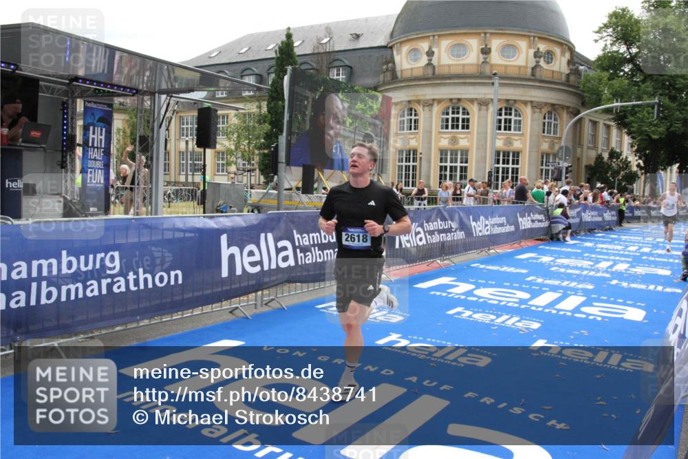 29.06.2025 - hella hamburg halbmarathon Michael Strokosch http://msf.ph/oto/8438741 29.06.2025 10:22:45 Ziel 2618, 18897 meine-sportfotos.de