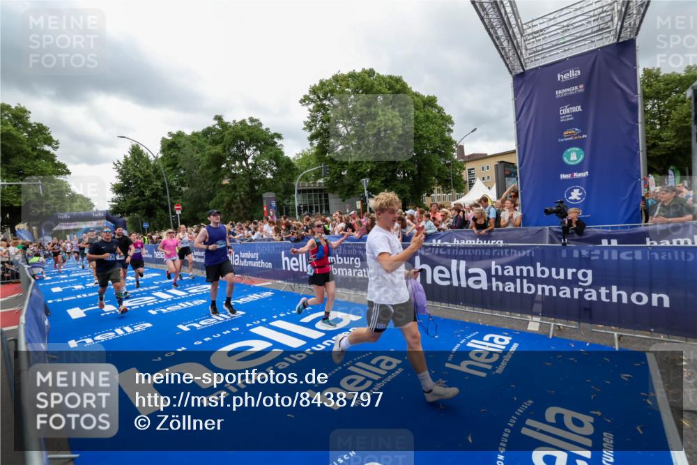 29.06.2025 - hella hamburg halbmarathon Zöllner http://msf.ph/oto/8438797 29.06.2025 10:55:31 Ziel 1130, 2252, 2771, 4951, 5287, 5319, 6591, 6938, 12584, 13234, 13267, 14036, 14592, 16213, 16334, 16609, 17603, 17940 meine-sportfotos.de