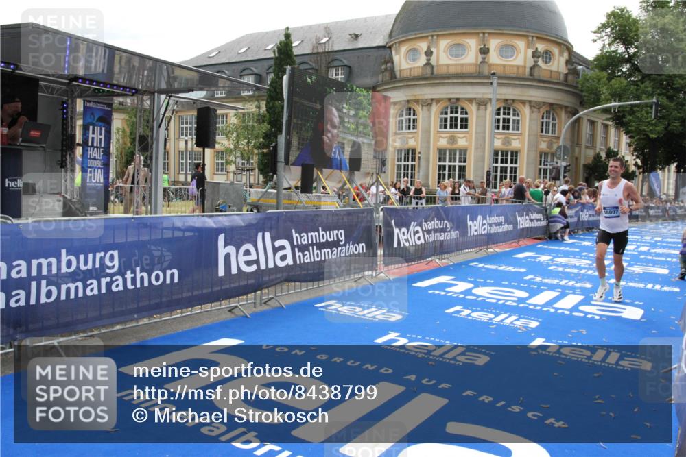 29.06.2025 - hella hamburg halbmarathon Michael Strokosch http://msf.ph/oto/8438799 29.06.2025 10:22:47 Ziel 2618, 18897 meine-sportfotos.de