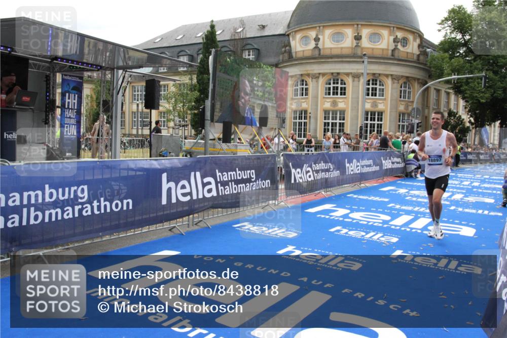 29.06.2025 - hella hamburg halbmarathon Michael Strokosch http://msf.ph/oto/8438818 29.06.2025 10:22:48 Ziel 18897 meine-sportfotos.de