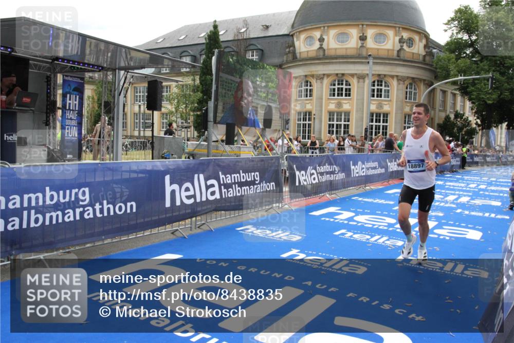 29.06.2025 - hella hamburg halbmarathon Michael Strokosch http://msf.ph/oto/8438835 29.06.2025 10:22:48 Ziel 18897 meine-sportfotos.de