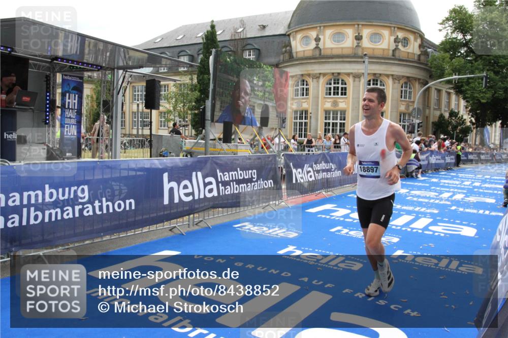 29.06.2025 - hella hamburg halbmarathon Michael Strokosch http://msf.ph/oto/8438852 29.06.2025 10:22:48 Ziel 18897 meine-sportfotos.de