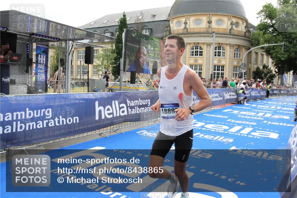 29.06.2025 - hella hamburg halbmarathon Michael Strokosch http://msf.ph/oto/8438865 29.06.2025 10:22:49 Ziel 18897 meine-sportfotos.de
