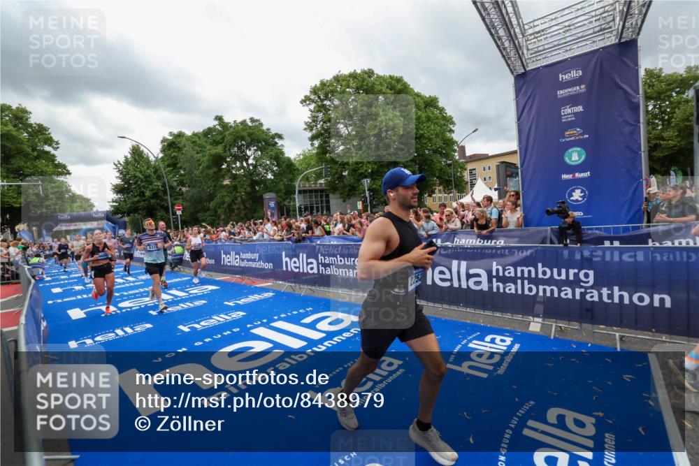29.06.2025 - hella hamburg halbmarathon Zöllner http://msf.ph/oto/8438979 29.06.2025 10:55:35 Ziel 2252, 3037, 4951, 5319, 6591, 8573, 11554, 11568, 12196, 12544, 12584, 13267, 14036, 14592, 16110, 16213, 16334, 16609, 17615 meine-sportfotos.de
