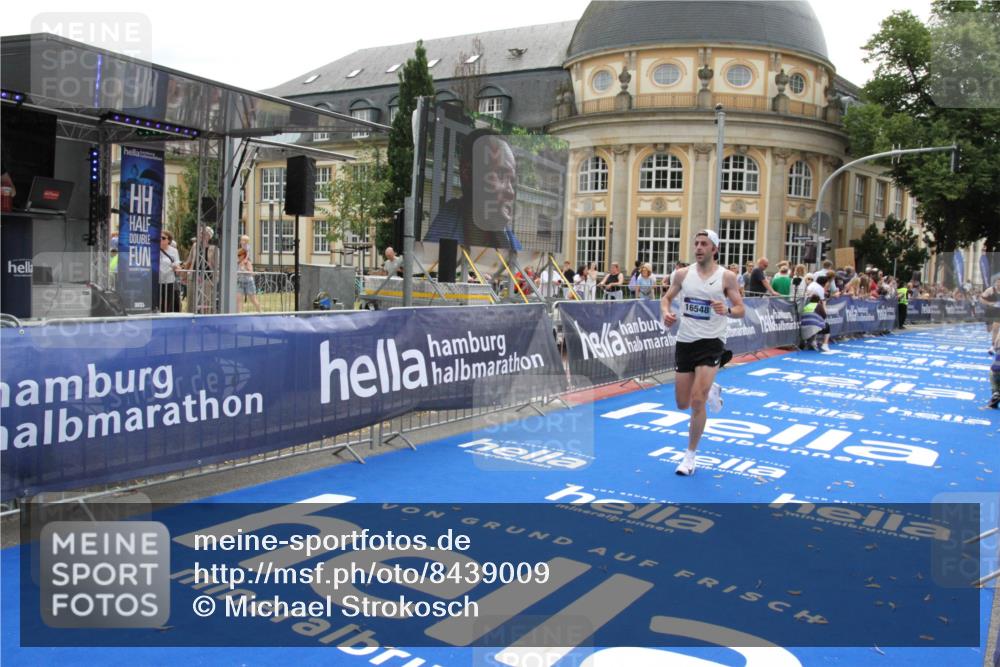 29.06.2025 - hella hamburg halbmarathon Michael Strokosch http://msf.ph/oto/8439009 29.06.2025 10:22:57 Ziel 11624, 16548, 18328 meine-sportfotos.de
