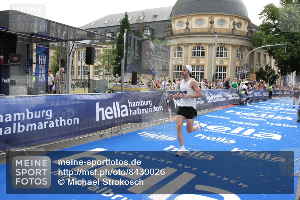 29.06.2025 - hella hamburg halbmarathon Michael Strokosch http://msf.ph/oto/8439026 29.06.2025 10:22:57 Ziel 11624, 16548, 18328 meine-sportfotos.de