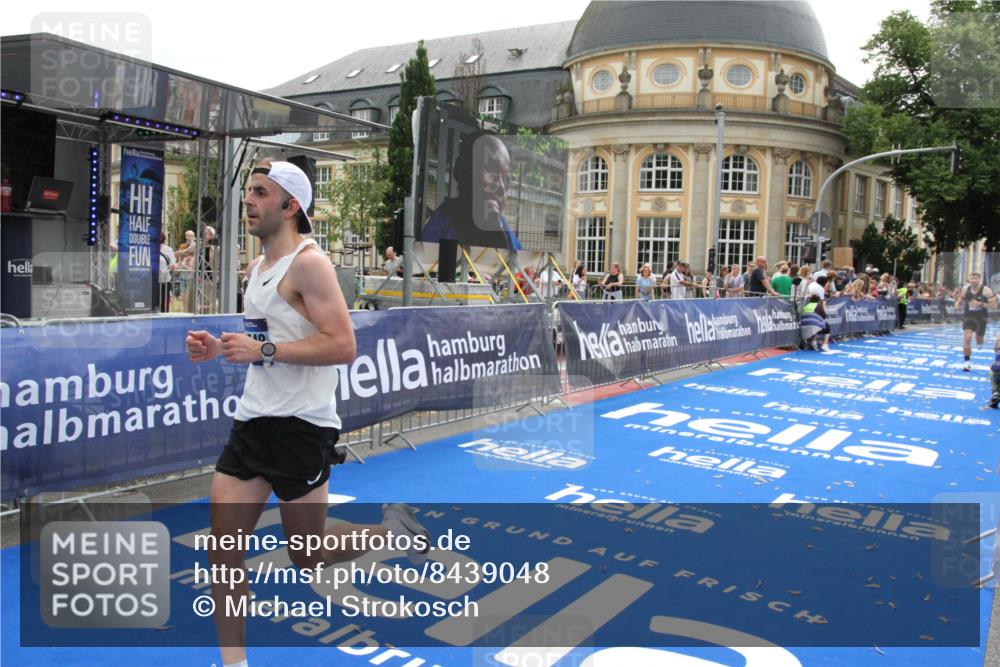 29.06.2025 - hella hamburg halbmarathon Michael Strokosch http://msf.ph/oto/8439048 29.06.2025 10:22:58 Ziel 11624, 16548, 18328 meine-sportfotos.de