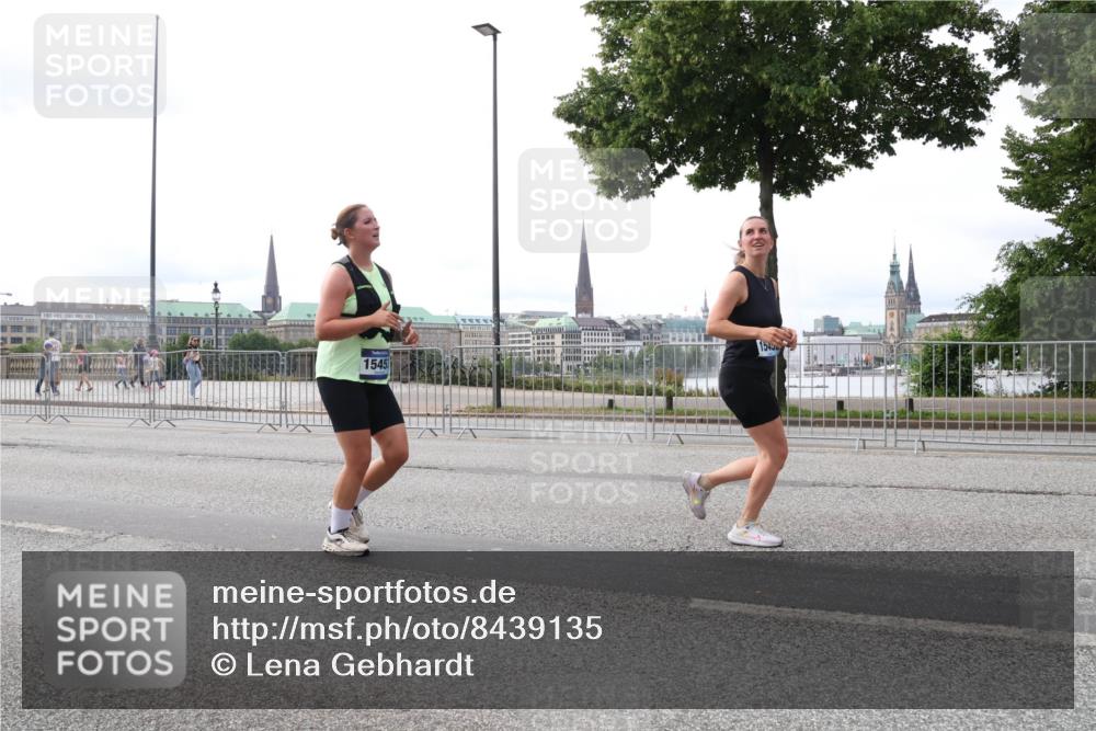 29.06.2025 - hella hamburg halbmarathon Lena Gebhardt http://msf.ph/oto/8439135 29.06.2025 10:29:08 Lombardsbrücke 1545, 1549, 1230, 1518, 1557, 1869, 2688, 3179, 3717, 4161, 4362, 4373, 4700, 4834, 4982, 5167, 5249, 5250, 6102, 6345, 6725, 7169, 7449, 8048, 8812, 9714, 10068, 10198, 10641, 10808, 11792, 11803, 11989, 12099, 12404, 12442, 12958, 13090, 14205, 14644, 15143, 15256, 15452, 15453, 15952, 15955, 16643, 16673, 16676, 18414 meine-sportfotos.de
