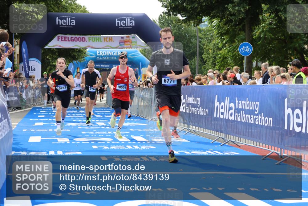 29.06.2025 - hella hamburg halbmarathon Strokosch-Dieckow http://msf.ph/oto/8439139 29.06.2025 10:41:23 Ziel 1570, 2579, 2797, 3204, 4303, 4893, 5987, 6771, 7432, 7774, 7796, 10783, 12588, 13876, 14555, 16816, 17159, 17882, 18412, 18509, 18573, 18764 meine-sportfotos.de