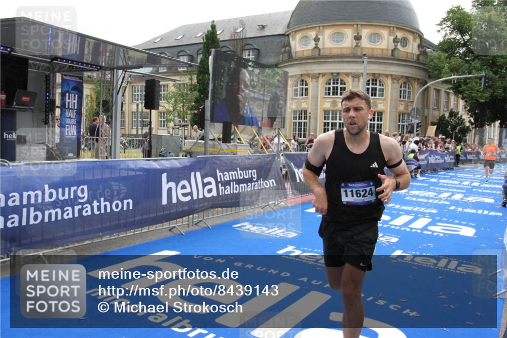 29.06.2025 - hella hamburg halbmarathon Michael Strokosch http://msf.ph/oto/8439143 29.06.2025 10:23:01 Ziel 4128, 11624, 18328 meine-sportfotos.de