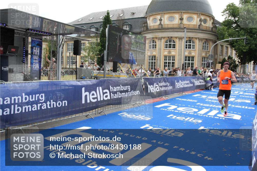 29.06.2025 - hella hamburg halbmarathon Michael Strokosch http://msf.ph/oto/8439188 29.06.2025 10:23:03 Ziel 4128, 7862, 11624, 18328 meine-sportfotos.de