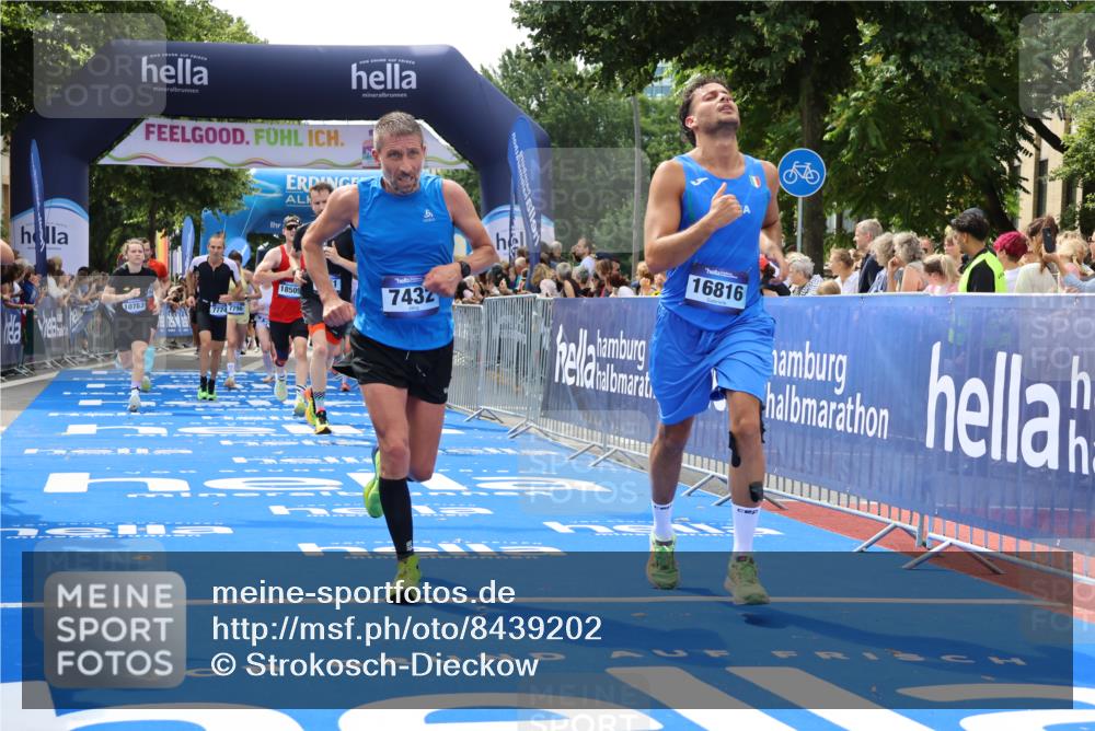 29.06.2025 - hella hamburg halbmarathon Strokosch-Dieckow http://msf.ph/oto/8439202 29.06.2025 10:41:22 Ziel 1570, 2797, 3204, 4303, 4893, 5987, 6771, 7432, 7774, 7796, 10783, 13876, 14555, 16816, 17159, 17882, 18412, 18509, 18573, 18764 meine-sportfotos.de