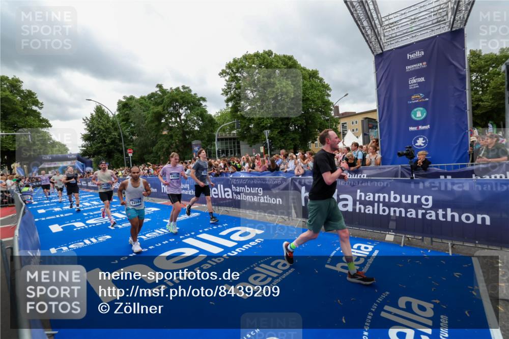 29.06.2025 - hella hamburg halbmarathon Zöllner http://msf.ph/oto/8439209 29.06.2025 10:55:38 Ziel 1120, 2955, 2982, 3037, 8573, 11039, 11554, 11568, 12196, 12515, 12544, 12584, 13267, 14036, 14592, 15896, 16110, 16334, 17615, 18064 meine-sportfotos.de