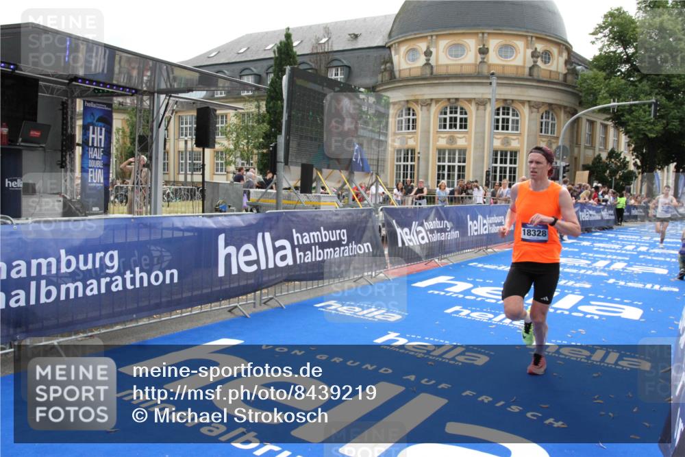 29.06.2025 - hella hamburg halbmarathon Michael Strokosch http://msf.ph/oto/8439219 29.06.2025 10:23:04 Ziel 4128, 7862, 18328 meine-sportfotos.de