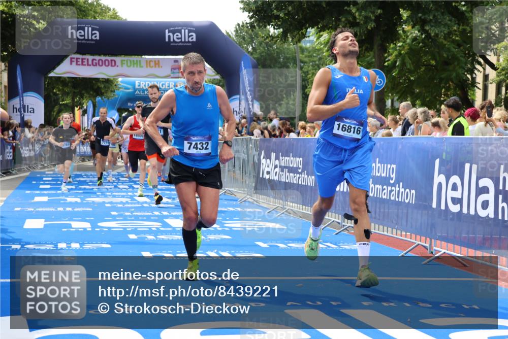 29.06.2025 - hella hamburg halbmarathon Strokosch-Dieckow http://msf.ph/oto/8439221 29.06.2025 10:41:22 Ziel 1570, 2797, 3204, 4303, 4893, 5987, 6771, 7432, 7774, 7796, 10783, 13876, 14555, 16816, 17159, 17882, 18412, 18509, 18573, 18764 meine-sportfotos.de