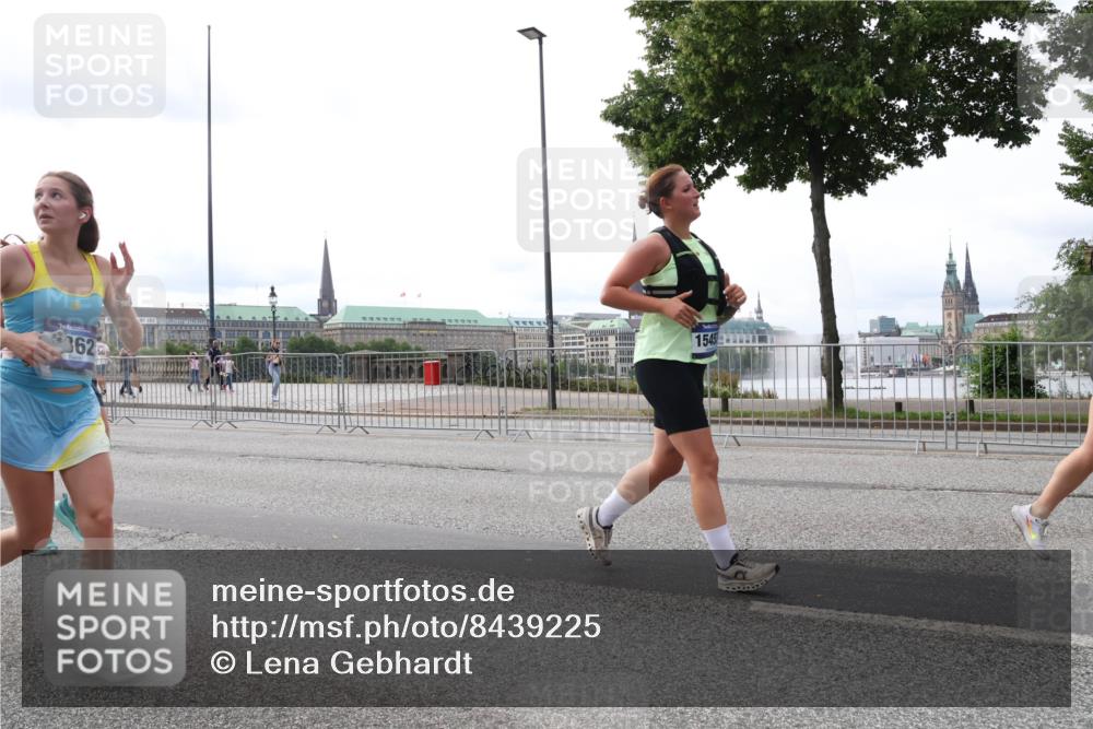 29.06.2025 - hella hamburg halbmarathon Lena Gebhardt http://msf.ph/oto/8439225 29.06.2025 10:29:08 Lombardsbrücke 362, 1545, 1230, 1518, 1557, 1869, 2688, 3179, 3717, 4161, 4362, 4373, 4700, 4834, 4982, 5167, 5249, 5250, 6102, 6345, 6725, 7169, 7449, 8048, 8812, 9714, 10068, 10198, 10641, 10808, 11792, 11803, 11989, 12099, 12404, 12442, 12958, 13090, 14205, 14644, 15143, 15256, 15452, 15453, 15952, 15955, 16643, 16673, 16676, 18414 meine-sportfotos.de