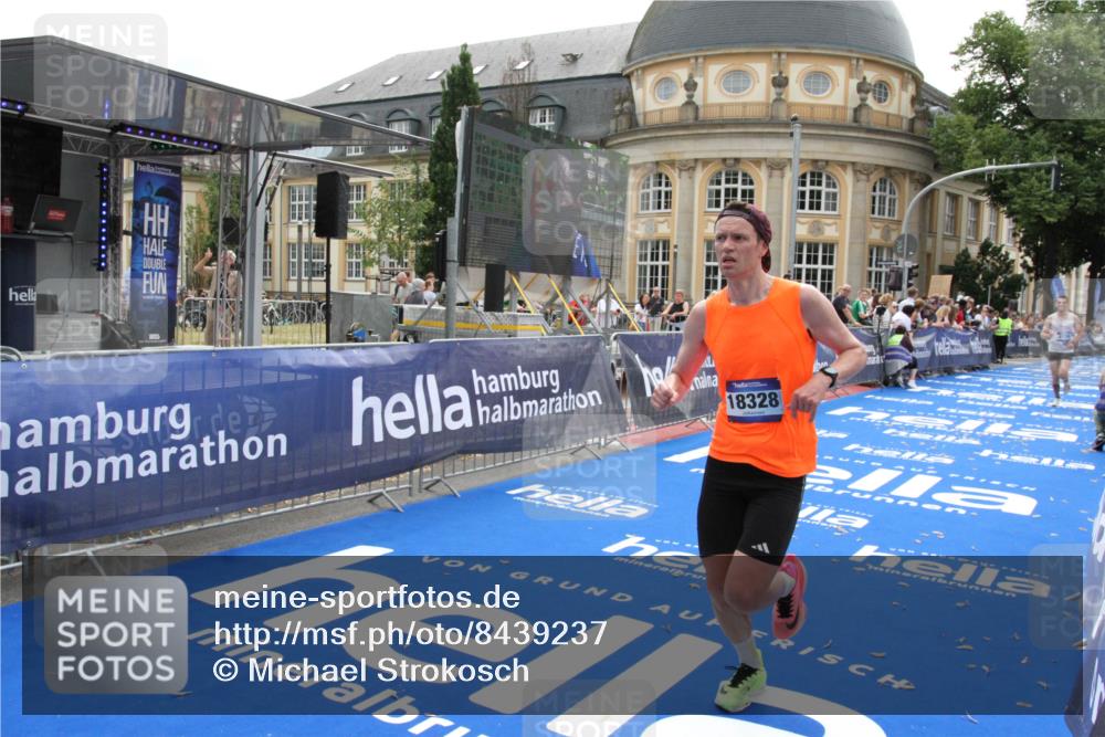 29.06.2025 - hella hamburg halbmarathon Michael Strokosch http://msf.ph/oto/8439237 29.06.2025 10:23:04 Ziel 4128, 7862, 18328 meine-sportfotos.de