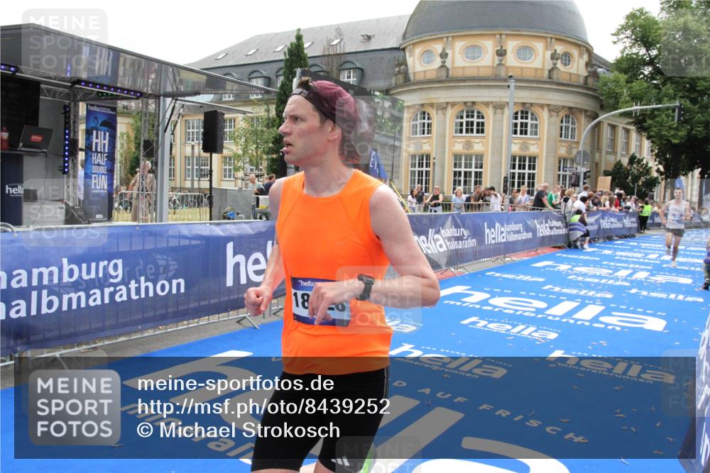 29.06.2025 - hella hamburg halbmarathon Michael Strokosch http://msf.ph/oto/8439252 29.06.2025 10:23:05 Ziel 4128, 7862, 18328 meine-sportfotos.de