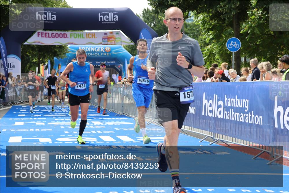29.06.2025 - hella hamburg halbmarathon Strokosch-Dieckow http://msf.ph/oto/8439259 29.06.2025 10:41:21 Ziel 1570, 2797, 3204, 4303, 4893, 5387, 6771, 6901, 7432, 7774, 7796, 9711, 10783, 12434, 13876, 14555, 16816, 17882, 18412, 18509, 18573, 18764 meine-sportfotos.de