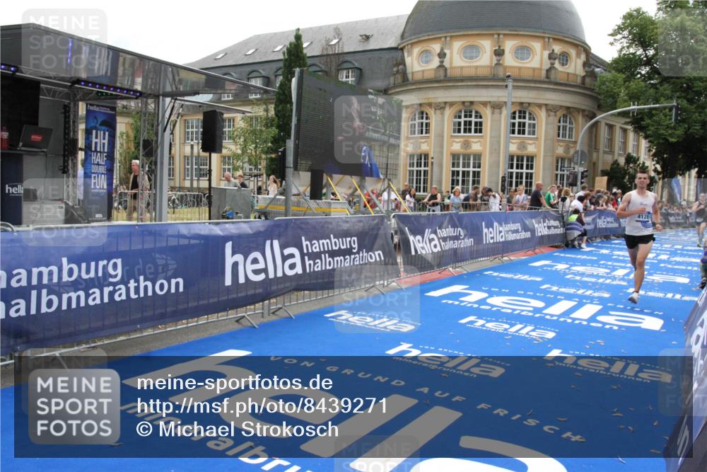 29.06.2025 - hella hamburg halbmarathon Michael Strokosch http://msf.ph/oto/8439271 29.06.2025 10:23:06 Ziel 4128, 7862, 18328 meine-sportfotos.de