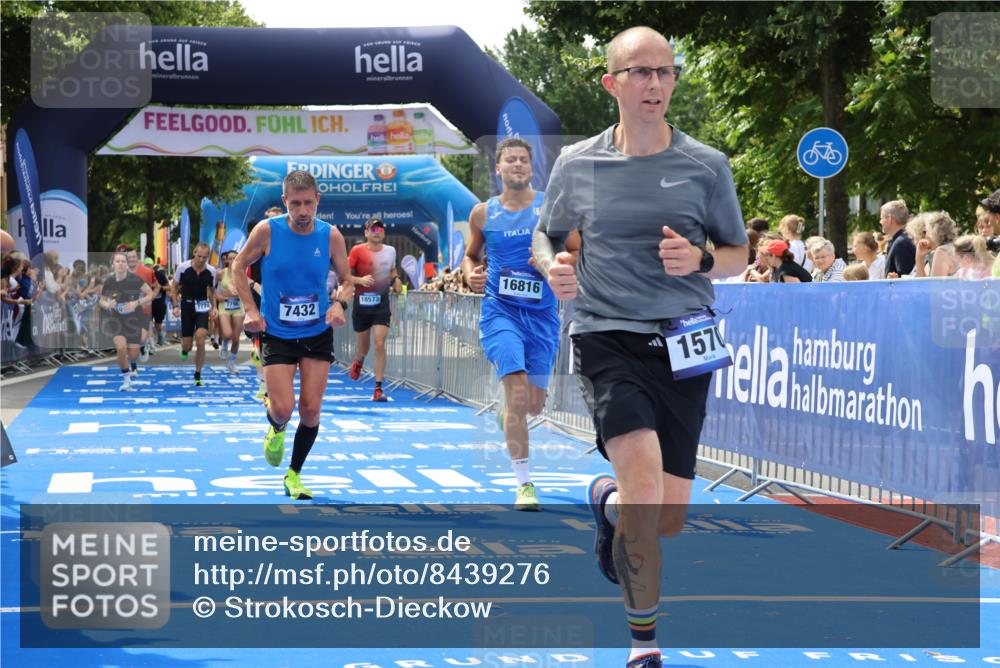 29.06.2025 - hella hamburg halbmarathon Strokosch-Dieckow http://msf.ph/oto/8439276 29.06.2025 10:41:21 Ziel 1570, 2797, 3204, 4303, 4893, 5387, 6771, 6901, 7432, 7774, 7796, 9711, 10783, 12434, 13876, 14555, 16816, 17882, 18412, 18509, 18573, 18764 meine-sportfotos.de