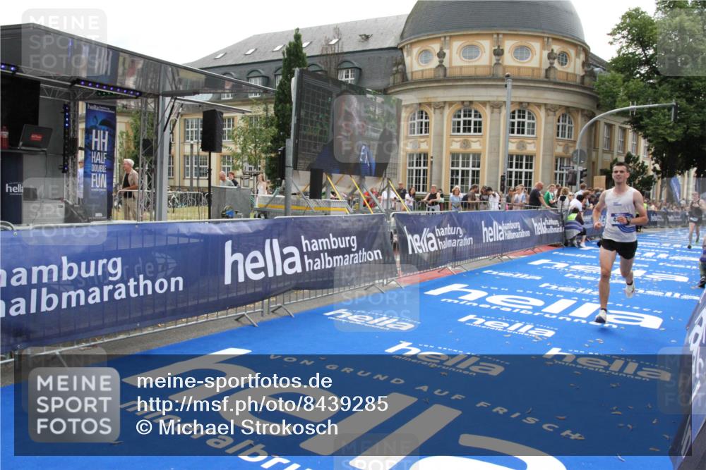 29.06.2025 - hella hamburg halbmarathon Michael Strokosch http://msf.ph/oto/8439285 29.06.2025 10:23:06 Ziel 4128, 7862, 18328 meine-sportfotos.de