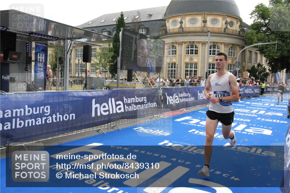 29.06.2025 - hella hamburg halbmarathon Michael Strokosch http://msf.ph/oto/8439310 29.06.2025 10:23:07 Ziel 4128, 7862, 18930 meine-sportfotos.de