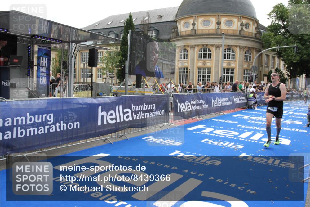 29.06.2025 - hella hamburg halbmarathon Michael Strokosch http://msf.ph/oto/8439366 29.06.2025 10:23:09 Ziel 4128, 7862, 18930 meine-sportfotos.de