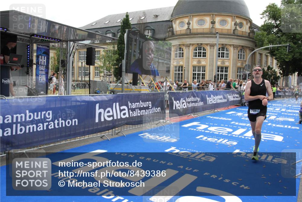 29.06.2025 - hella hamburg halbmarathon Michael Strokosch http://msf.ph/oto/8439386 29.06.2025 10:23:10 Ziel 7862, 18930 meine-sportfotos.de