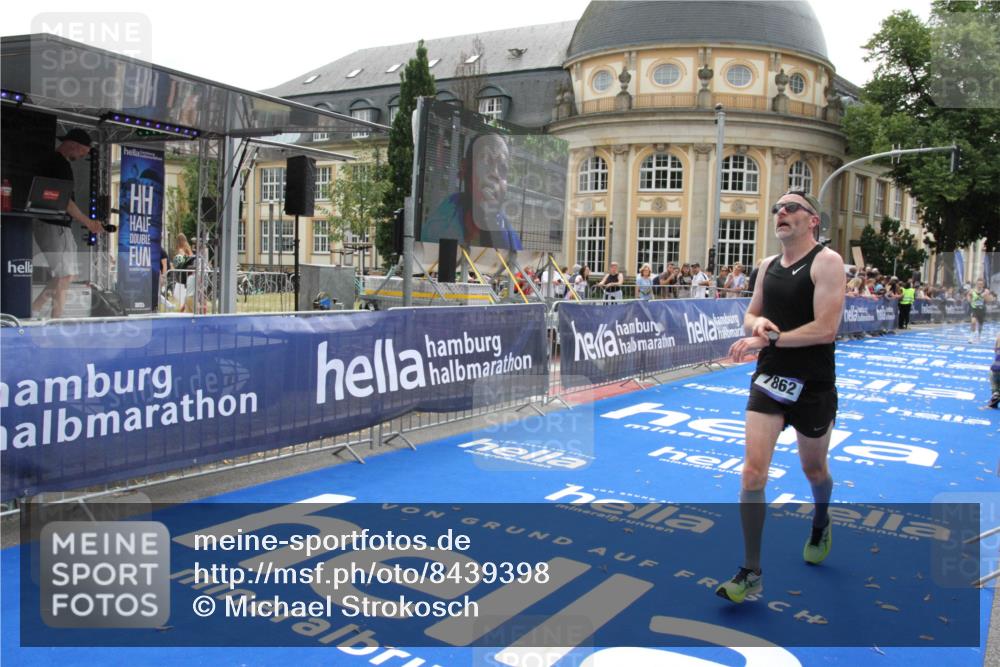 29.06.2025 - hella hamburg halbmarathon Michael Strokosch http://msf.ph/oto/8439398 29.06.2025 10:23:10 Ziel 7862, 18930 meine-sportfotos.de