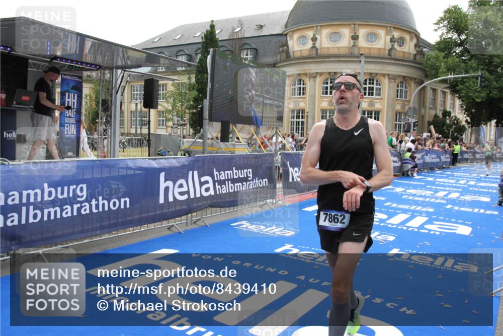 29.06.2025 - hella hamburg halbmarathon Michael Strokosch http://msf.ph/oto/8439410 29.06.2025 10:23:10 Ziel 7862, 18930 meine-sportfotos.de
