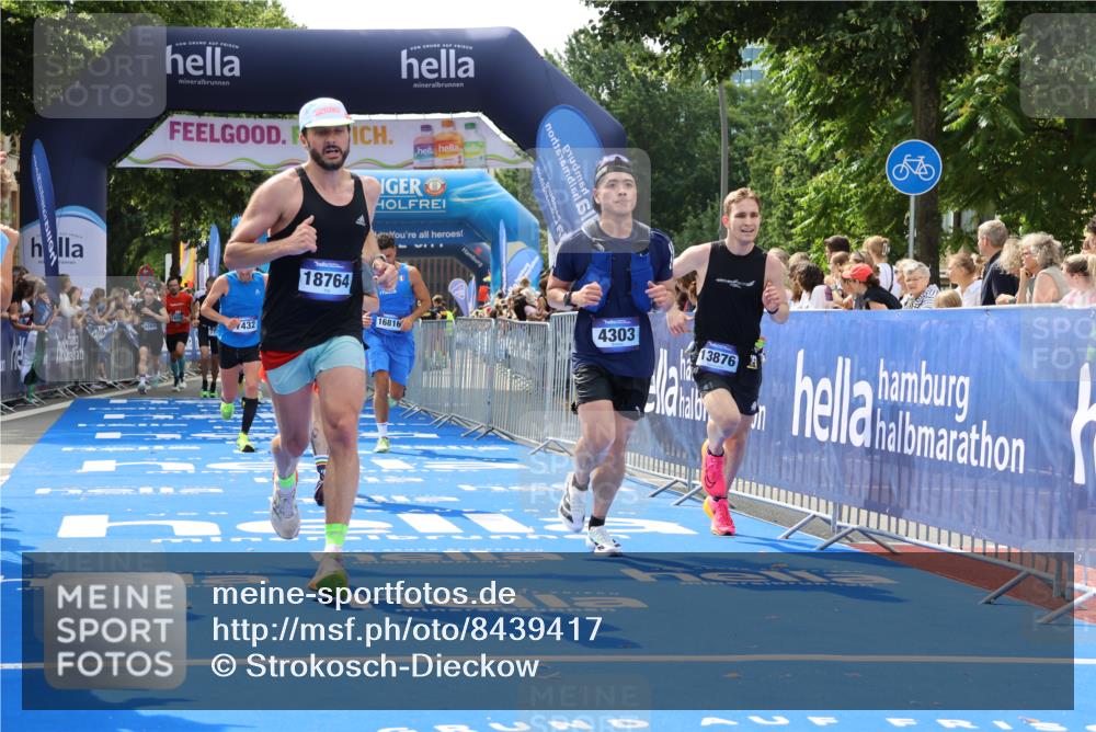 29.06.2025 - hella hamburg halbmarathon Strokosch-Dieckow http://msf.ph/oto/8439417 29.06.2025 10:41:19 Ziel 1570, 2797, 3204, 4205, 4303, 5387, 6771, 6901, 7432, 7774, 7796, 9711, 10375, 10783, 12434, 13876, 14555, 16816, 17834, 18412, 18509, 18573, 18764 meine-sportfotos.de