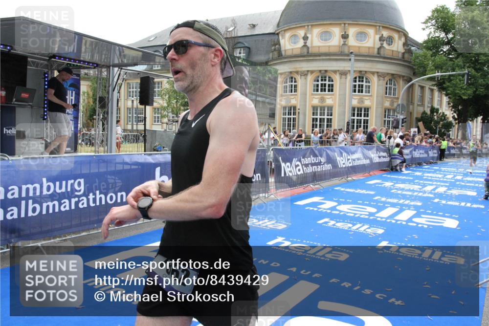 29.06.2025 - hella hamburg halbmarathon Michael Strokosch http://msf.ph/oto/8439429 29.06.2025 10:23:11 Ziel 7862, 18930 meine-sportfotos.de