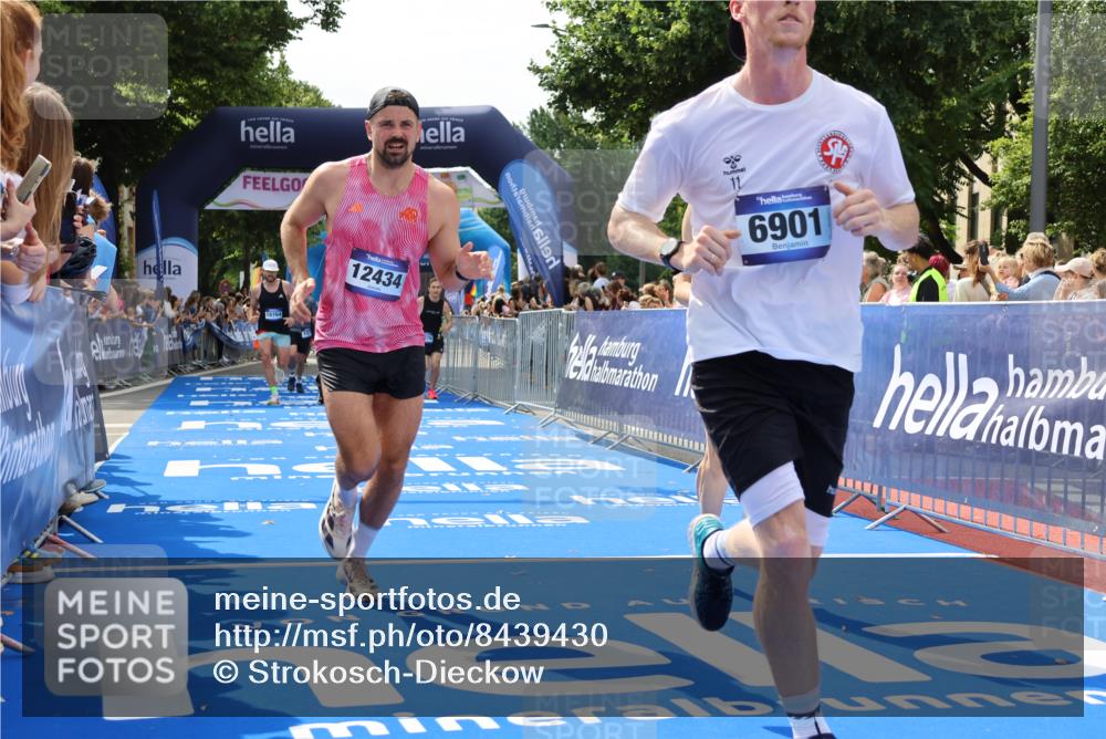 29.06.2025 - hella hamburg halbmarathon Strokosch-Dieckow http://msf.ph/oto/8439430 29.06.2025 10:41:16 Ziel 1570, 3332, 4205, 4303, 5387, 6771, 6901, 7432, 8122, 9711, 10375, 10783, 12434, 12895, 13876, 16816, 17834, 18509, 18764 meine-sportfotos.de