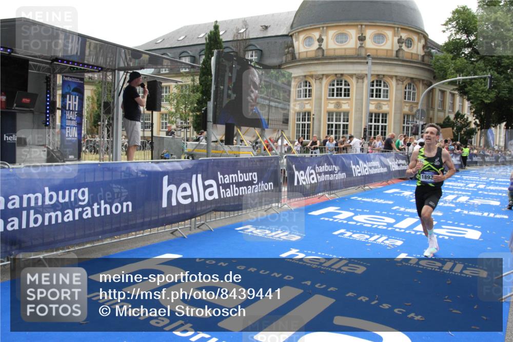 29.06.2025 - hella hamburg halbmarathon Michael Strokosch http://msf.ph/oto/8439441 29.06.2025 10:23:14 Ziel 18930 meine-sportfotos.de