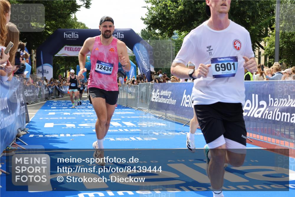 29.06.2025 - hella hamburg halbmarathon Strokosch-Dieckow http://msf.ph/oto/8439444 29.06.2025 10:41:16 Ziel 1570, 3332, 4205, 4303, 5387, 6771, 6901, 7432, 8122, 9711, 10375, 10783, 12434, 12895, 13876, 16816, 17834, 18509, 18764 meine-sportfotos.de