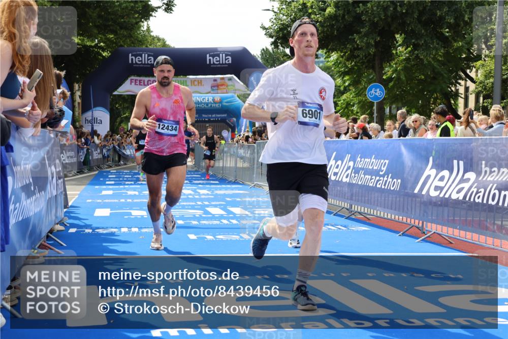 29.06.2025 - hella hamburg halbmarathon Strokosch-Dieckow http://msf.ph/oto/8439456 29.06.2025 10:41:15 Ziel 1570, 3332, 4205, 4303, 4380, 5387, 5709, 6771, 6901, 7432, 8122, 9711, 10375, 10783, 12434, 12895, 13876, 16816, 17834, 18764 meine-sportfotos.de