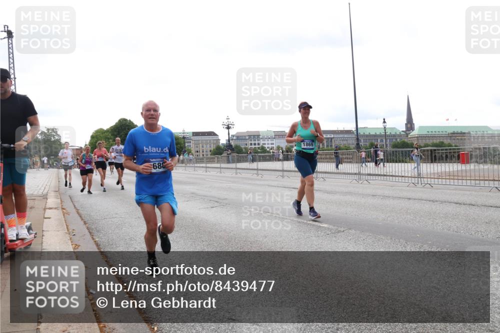 29.06.2025 - hella hamburg halbmarathon Lena Gebhardt http://msf.ph/oto/8439477 29.06.2025 10:29:09 Lombardsbrücke 688, 1869, 1230, 1518, 1557, 1869, 2688, 3179, 3311, 3717, 4161, 4362, 4373, 4700, 4834, 4982, 5167, 5249, 5250, 6345, 6725, 7169, 7449, 8048, 8812, 9714, 10068, 10198, 10641, 10808, 11792, 11803, 11989, 12099, 12404, 12442, 12958, 13090, 14205, 14644, 15143, 15256, 15452, 15453, 15952, 15955, 16643, 16673, 16676, 18298, 18299, 18414 meine-sportfotos.de