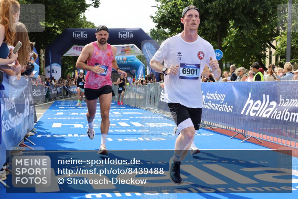 29.06.2025 - hella hamburg halbmarathon Strokosch-Dieckow http://msf.ph/oto/8439488 29.06.2025 10:41:16 Ziel 1570, 3332, 4205, 4303, 5387, 6771, 6901, 7432, 8122, 9711, 10375, 10783, 12434, 12895, 13876, 16816, 17834, 18509, 18764 meine-sportfotos.de